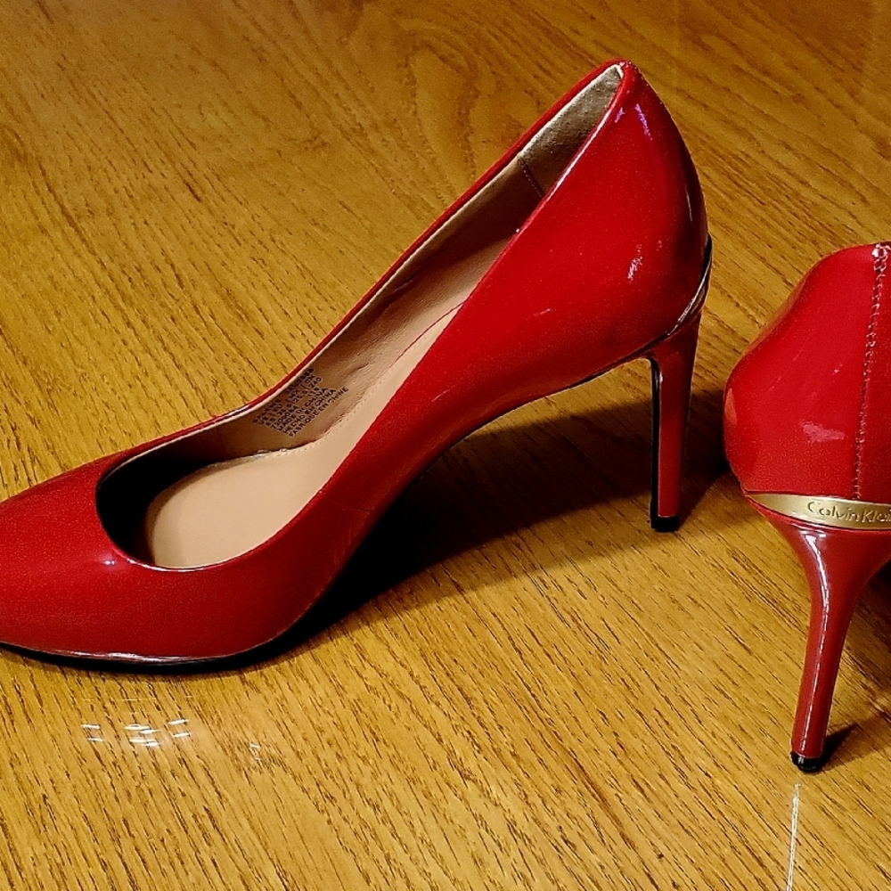 RED HOT & SUMMER READY Pumps W/ Gold Accents!